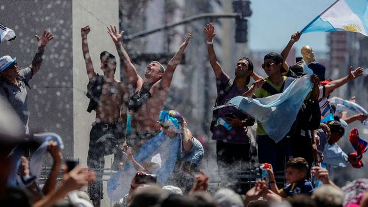 Una periodista hizo topless en pleno Obelisco tras el triunfo de la  Selección Nacional