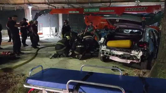 Navidad accidentada: chocó contra una grúa, tuvo que ser rescatado y se salvó de una tragedia