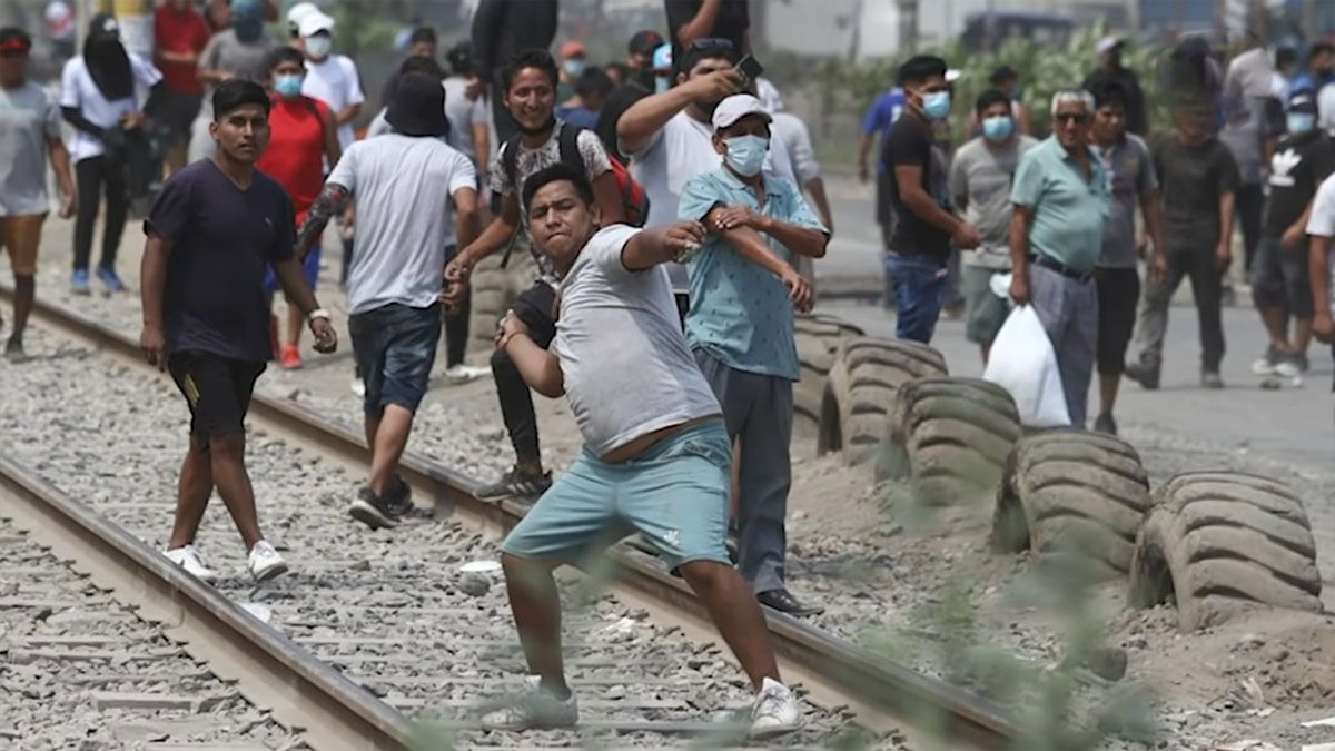 Por la violencia ante la suba de los combustibles en Perú, el presidente Castillo decretó el toque de queda (Foto: Gentileza 