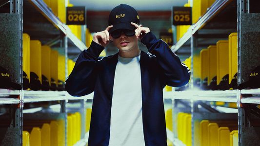 Bizarrap venderá su famosa gorra de manera oficial y lo hará con un formato muy particular