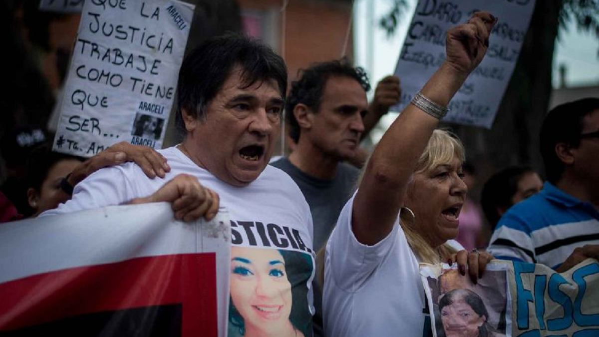 Cuatro años y cinco meses después del femicidio empezó el juicio oral contra los acusados por el crimen. Durante este tiempo Mónica y el papá de Araceli marcharon decenas de veces para que el crimen de su hija no quede impune.&nbsp;