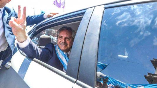 Ya en La Rosada, Alberto se quejó por el aire acondicionado e ironizó: No sé si Macri venía a trabajar acá, es insufrible