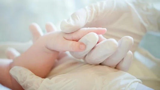 Horror: una beba entró convulsionando a un hospital y los médicos descubrieron los aberrantes motivos