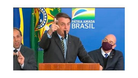 Un día después de amenazar con partirle la cara a un reportero, Bolsonaro llamó cobardes a un grupo de periodistas