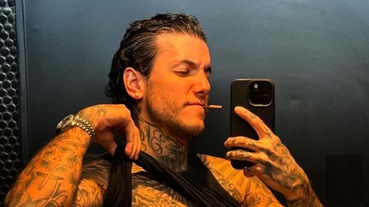 Alex Caniggia mostró sus fotos más íntimas frente al espejo: El calor que manejo