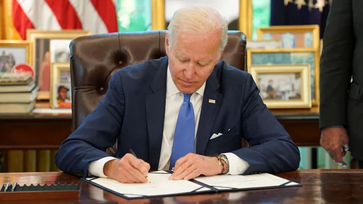Joe Biden firma el proyecto para apurar la ayuda a Ucrania (Foto: AP)