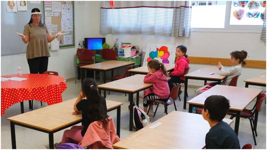 Israel: así reaccionó un grupo de nenes al fin del uso de los barbijos