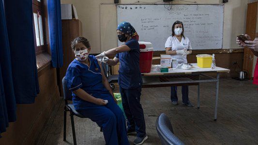 Chile, a la delantera en la región: comenzó a vacunar a los docentes y ya inmunizó a 2 millones de habitantes