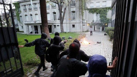 Chile: por un nuevo ataque a la Embajada argentina en Santiago, Bordón debió ser evacuado