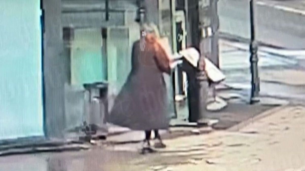 Una imagen de una c&aacute;mara de seguridad capta en el momento en que una mujer est&aacute; por entrar al bar. Las autoridades rusas dicen que se trata de Daria Trepova. (Foto: Captura de TV)
