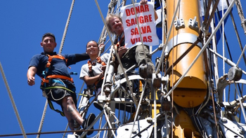 Facundo Arana lleva la bandera Donar Sangre Salva Vidas al punto más alto