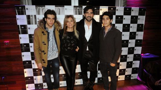 Juan Darthés se habría separado de su mujer y en Brasil está acompañado por uno de sus dos hijos