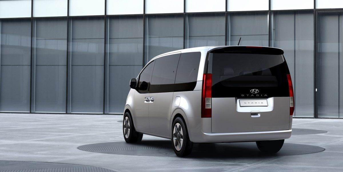 La parte trasera del nuevo Hyundai Staria tiene un aspecto sencillo y puro
