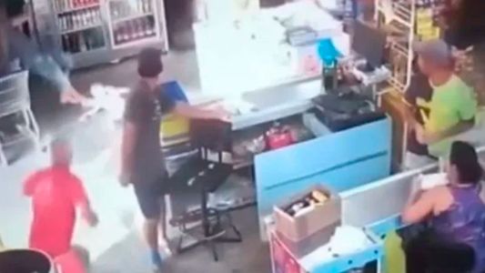 El video del momento en el que un hombre abrió descalzo una heladera y recibió una descarga eléctrica