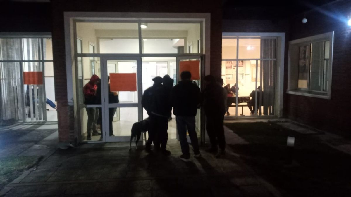 Todo comenzó cuando un alumno perdió el conocimiento y a partir de ese momento comenzaron a concurrir al nosocomio