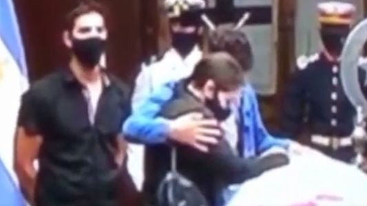 El video del momento que Antonella Menem pudo ingresar al Congreso y despedirse de su abuelo