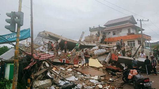 Un terremoto en Indonesia causó al menos 56 muertos y 700 heridos