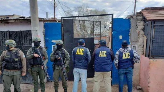 Rosario: desarman una banda narco que dirigía un preso, captaba menores y tenía protección de la policía