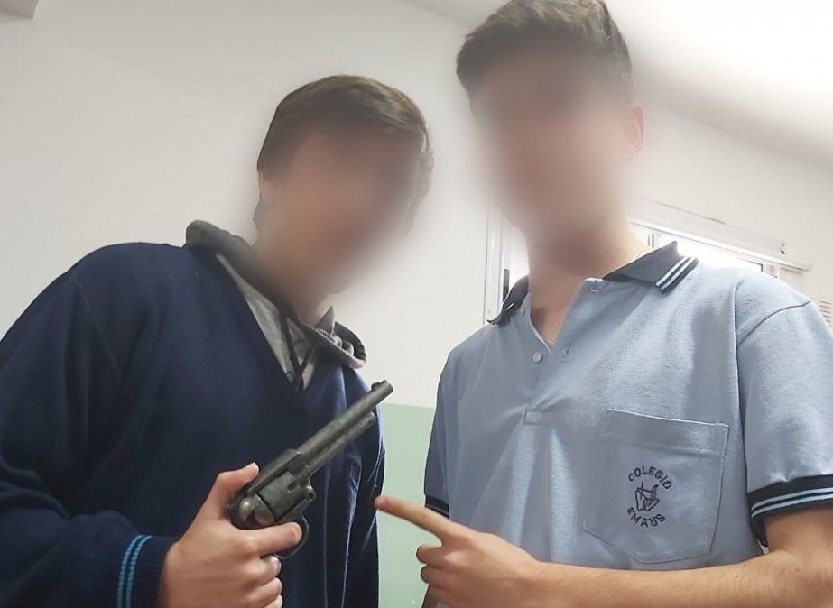 Difunden el video de unos alumnos apuntándole por la espalda a un profesor en clase