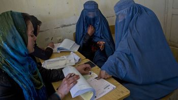 universitaria quema sus libros ante el terror de los talibanes universitaria quema sus libros ante el terror de los talibanes