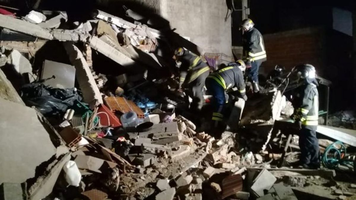 Los bomberos llegaron a la casa derrumbada para rescatar a las victimas.