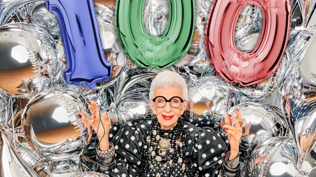 Iris Apfel cumple 100 años. Quién es y cómo revolucionó la moda