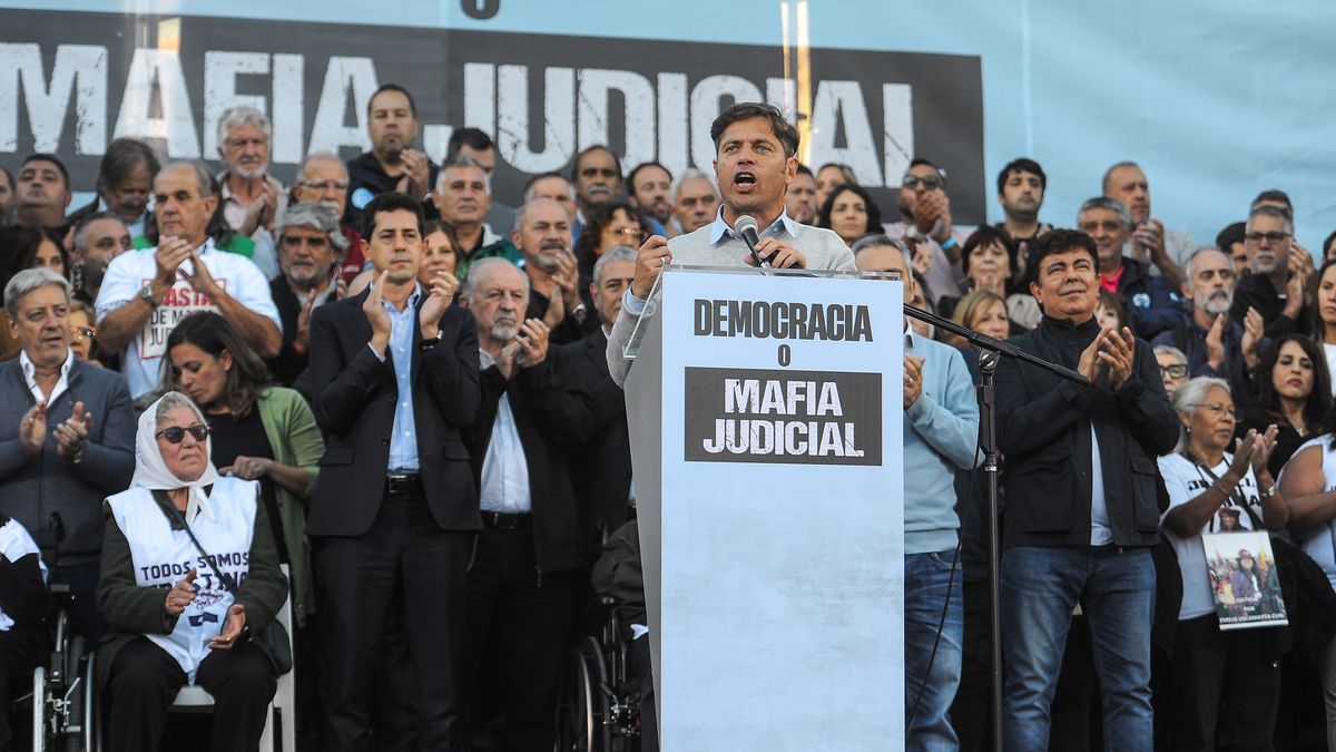 Operativo clamor por Cristina Kirchner: dirigentes y militantes kirchneristas protestan frente a Tribunales. (Télam)