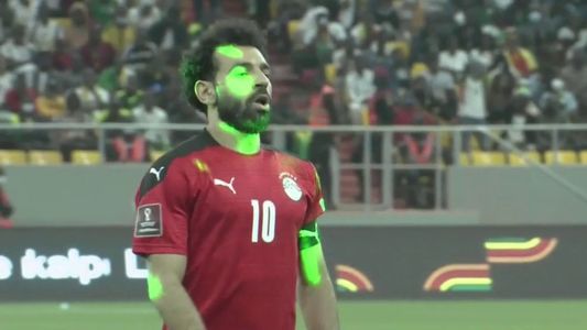 ¿Erraron por esto? La insólita lluvia de lásers en los penales de Senegal-Egipto