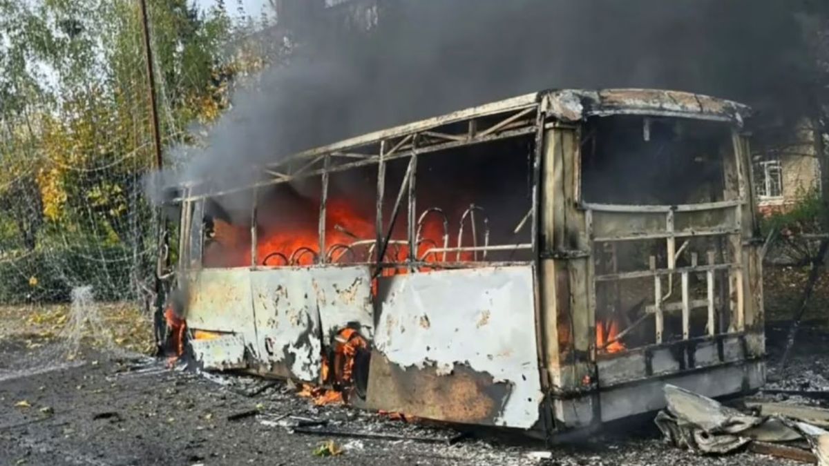 Horror en Ucrania: una bomba rusa cayó sobre una parada de colectivos y provocó una tragedia.&nbsp;