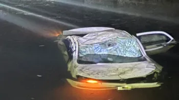 Un auto cayó a un río con tres adolescentes y un policía protagonizó un dramático rescate