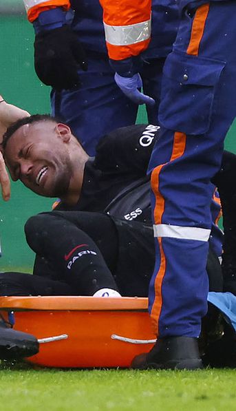 Una buena y una mala para el PSG: ganó el partido, pero Neymar sufrió una dolorosa lesión y lo sacaron en camilla