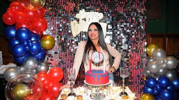 Adriana Chaumont festejó su cumpleaños con sus compañeros de elenco