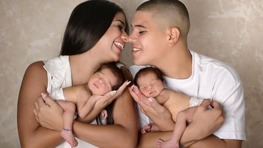 El curioso ritual que Daniela Celis y Thiago Medina practican con sus gemelas