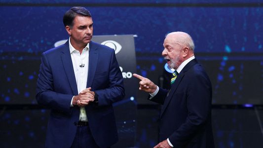 Lula da Silva y Flávio Bolsonaro protagonizaron un tenso debate a una semana del balotaje en Brasil