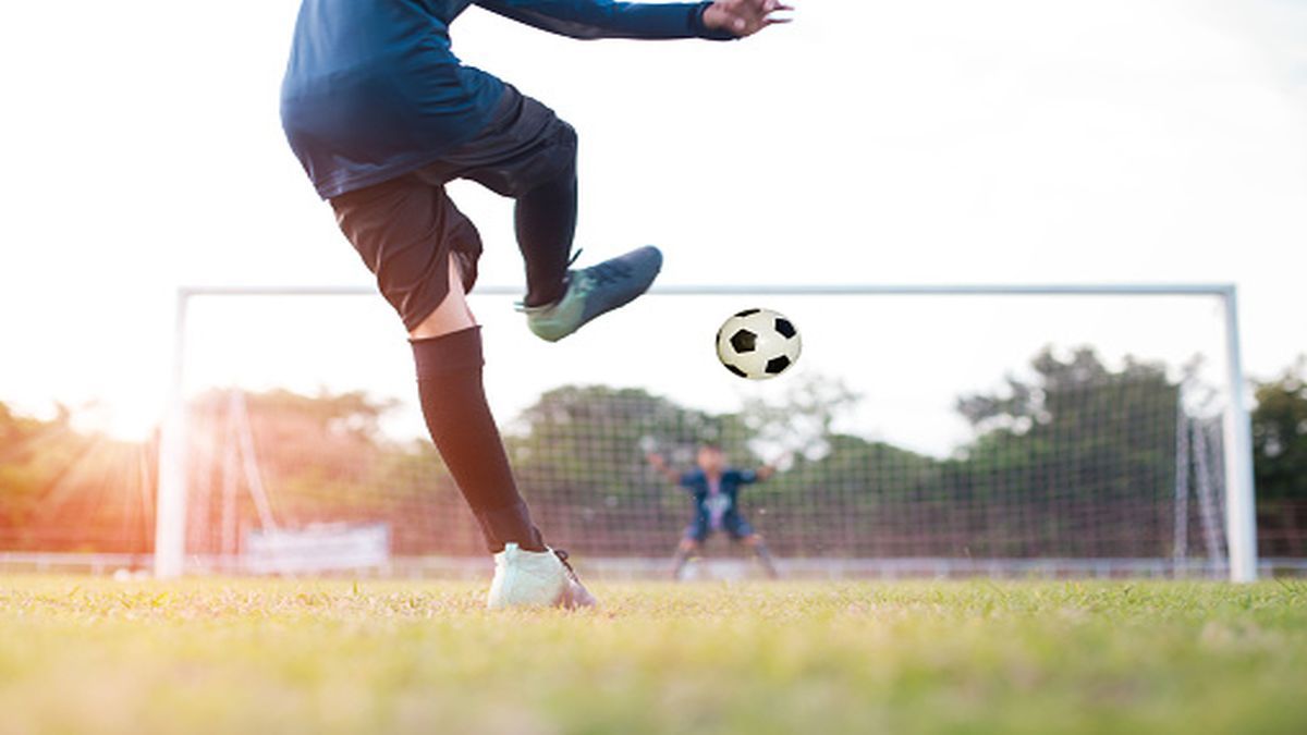 El joven tomó una distancia considerable y se paró en frente del balón