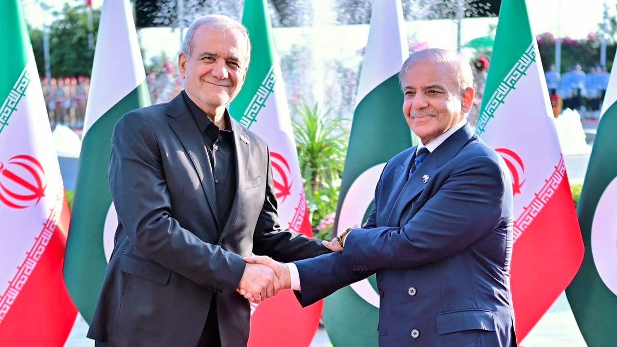 El presidente de Irán con el de Pakistán. El régimen de Teherán,  se siente ganador en la pulseada con Washington. (foto. Reuters)