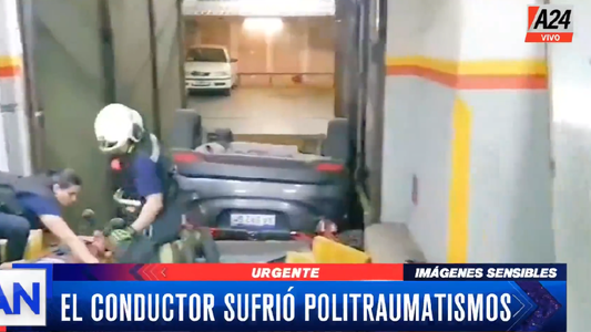 Dramático rescate: un hombre cayó con su auto al hueco de un montacargas