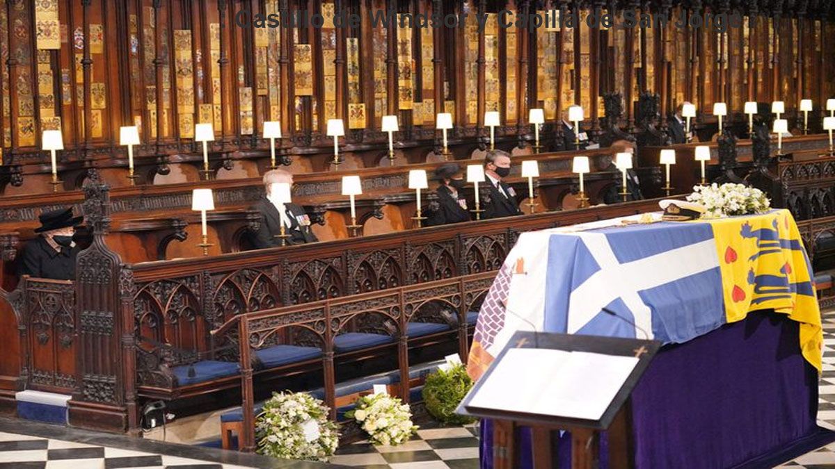 La reina guardando los protocolos durante el sepelio de su esposo, mientras en 10 Downing Street, residencia del primer ministro, se daba una fiesta (Foto: archivo)