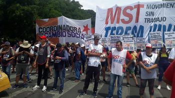 Con un partido de fútbol, piqueteros comenzaron un acampe por tiempo indefinido frente a Desarrollo Social