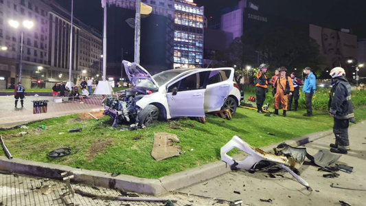 Video impactante: un auto se despistó a metros del Obelisco, giro en el aire y explotó