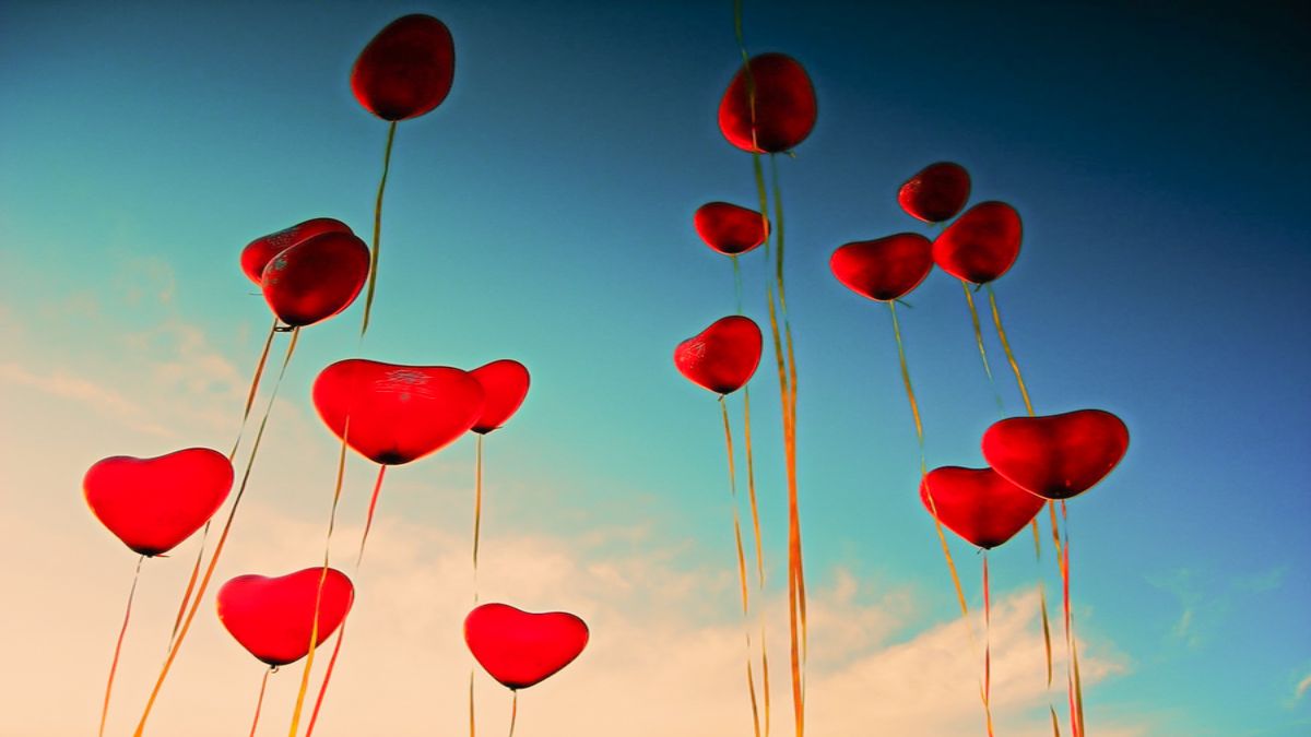 Una de las teorías sobre por qué se celebra en dicha fecha se retribuye a que el 14 de febrero del año 270 falleció el sacerdote Valentín de Roma