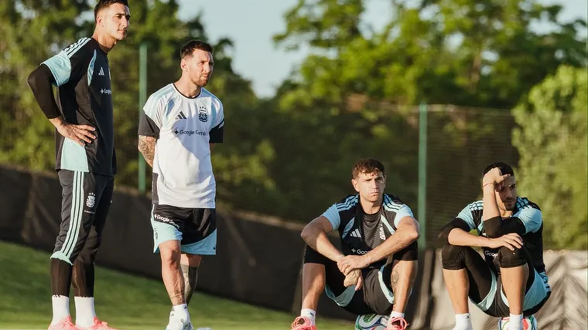 Lionel Scaloni confirm&oacute; a Musso y Rulli para los amistosos, pero dej&oacute; una puerta abierta para una de las joyas de River. Prensa AFA