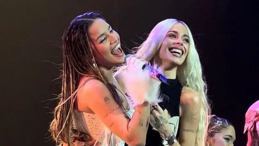 El video del piquito entre Tini Stoessel y Emilia Mernes que enloqueció a sus fans