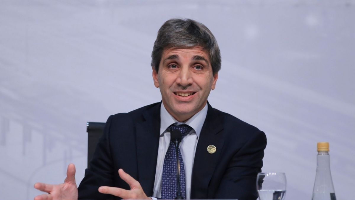Luis Caputo volvió a conseguir el superávit fiscal. (Foto: NA)