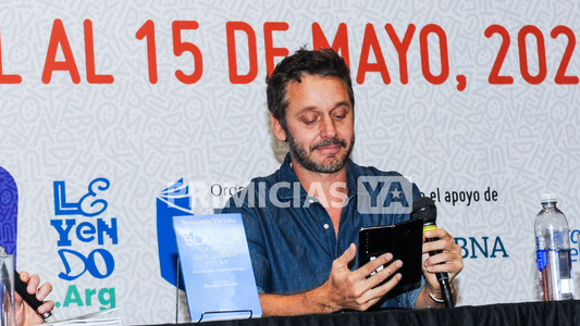 La emoción de Benjamín Vicuña al presentar su libro y ver una foto de su hija Blanca en su celular: las fotos