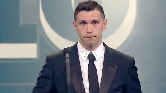 Mis ídolos son mis papás: la emocionante dedicatoria del Dibu Martínez tras ser elegido como el mejor arquero