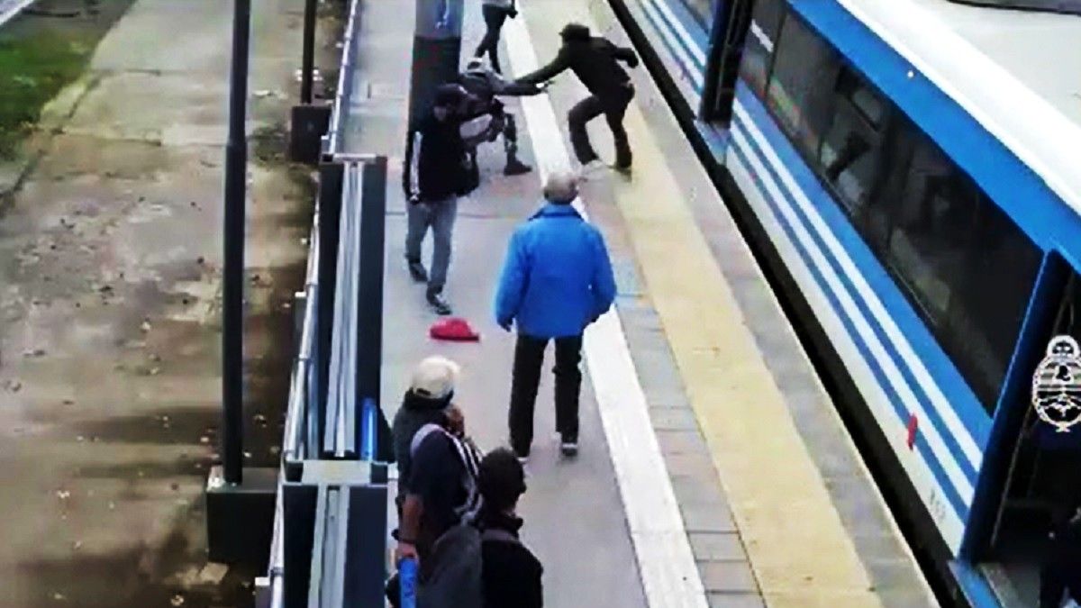 Tremenda golpiza a un delincuente en la estación Bernal del Tren Roca.&nbsp;