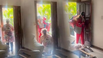 No vio a su hija por 10 meses, la sorprendió disfrazada y terminó en el piso por un desmayo