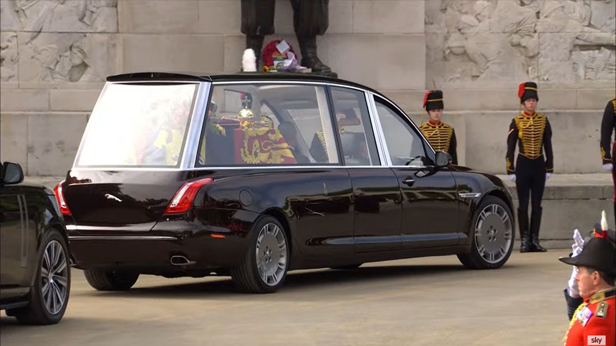 El ataúd de la reina Isabel II abandona Londres para ir al Castillo de Windsor y la capilla de San Jorge, el lugar para su descanso final. (Captura de TV)
