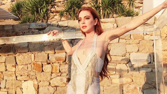 Lindsay Lohan mostró todo en vivo: escándalo en Rusia con una mujer y sus hijos